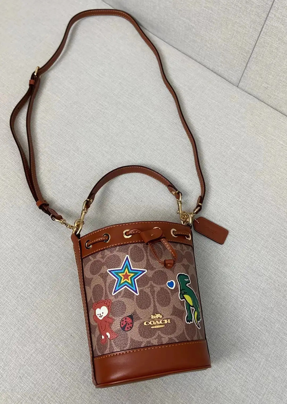 Coach reddish-brown dinosaur bucket bag - Picture 3 of 8